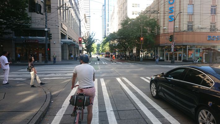 Red light at 3rd Ave on Pike St
