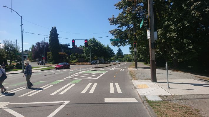Red light at N 64th St on Green Lake Way N