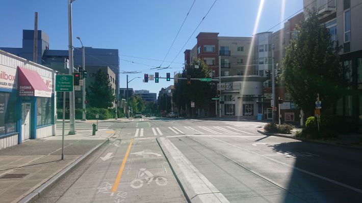 Red light at Fremont Pl N / N 35th St on Fremont Ave N